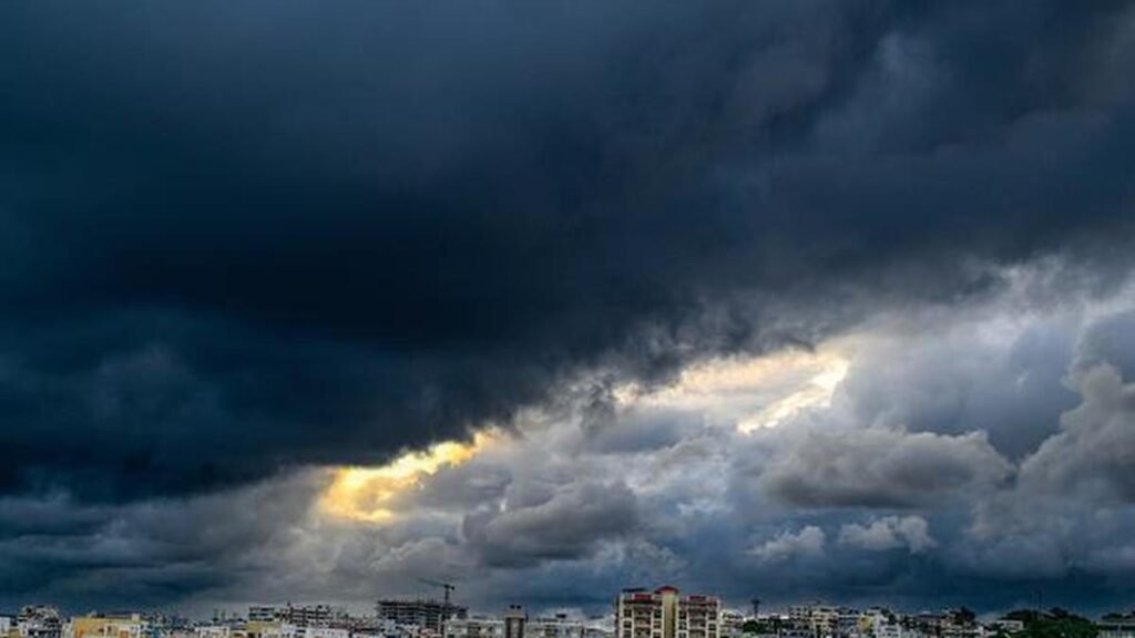 Orange alert for Kakinada, Konaseema as thunderstorms forecast; low-pressure area likely over Bay of Bengal 1 Standalone 4colG66GLQ6O5.3.jpg rVl13V